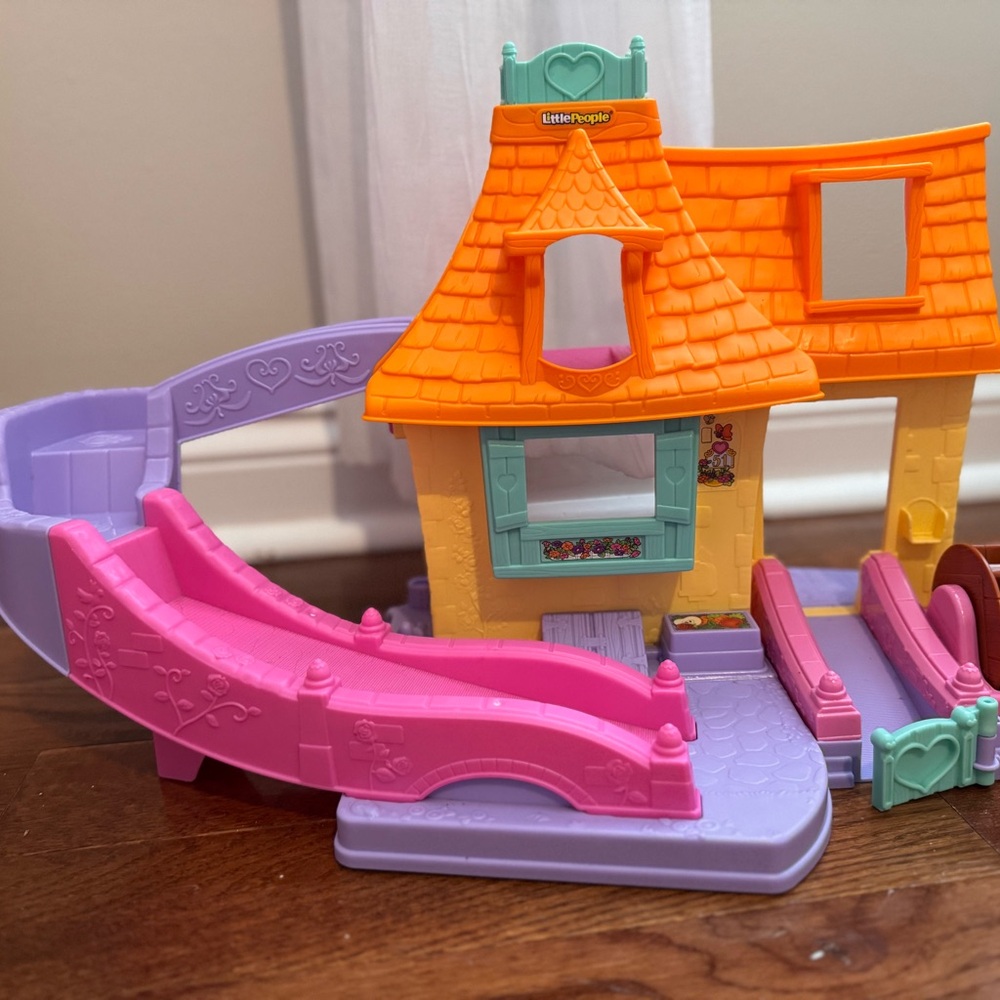 Little People Belle Klip Klop Cottage with 2 Princess Figures